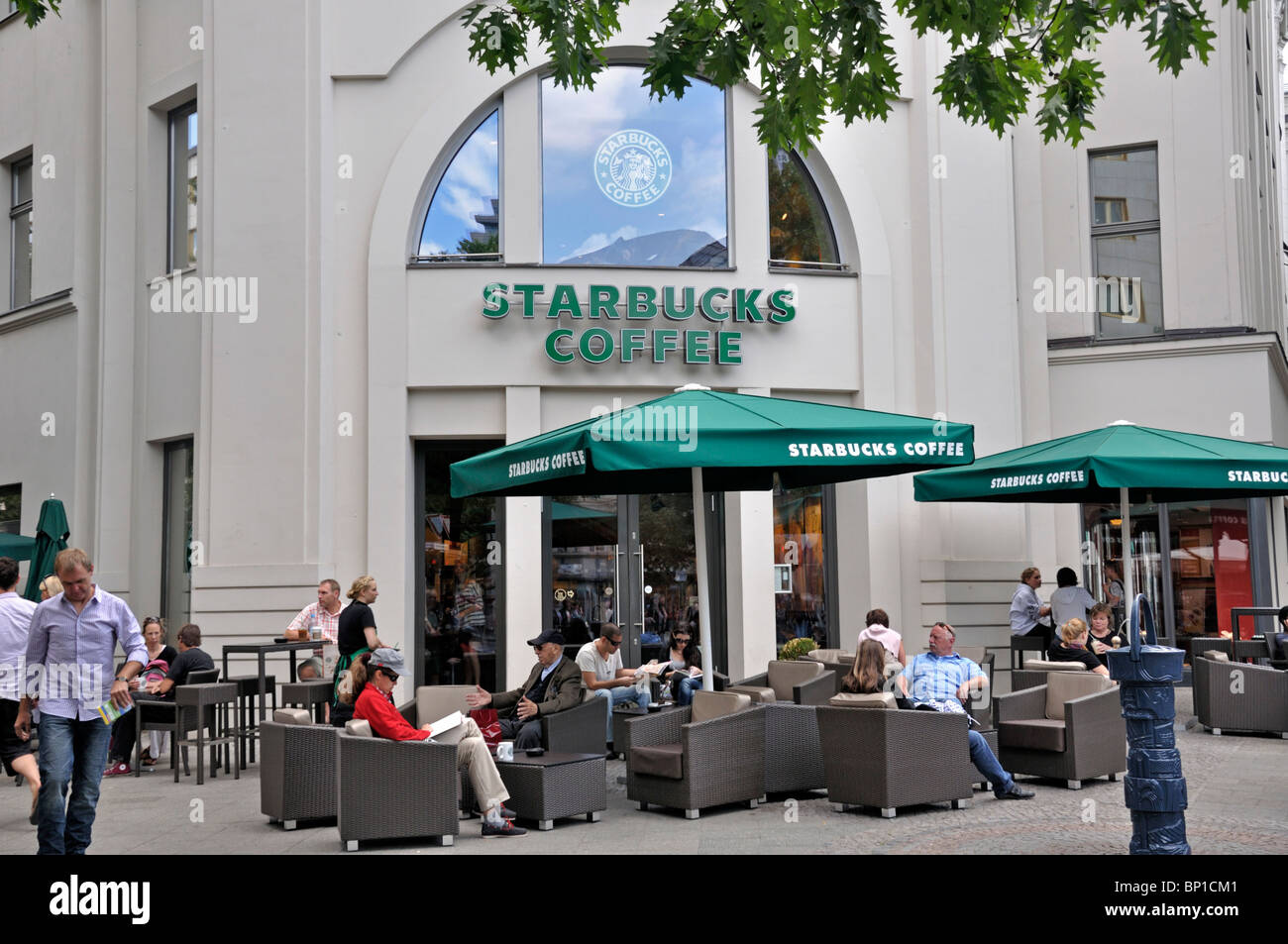 Leute sitzen in einem Starbucks Coffee Shop Kurfürstendamm Berlin Deutschland Juli 2010 Stockfoto