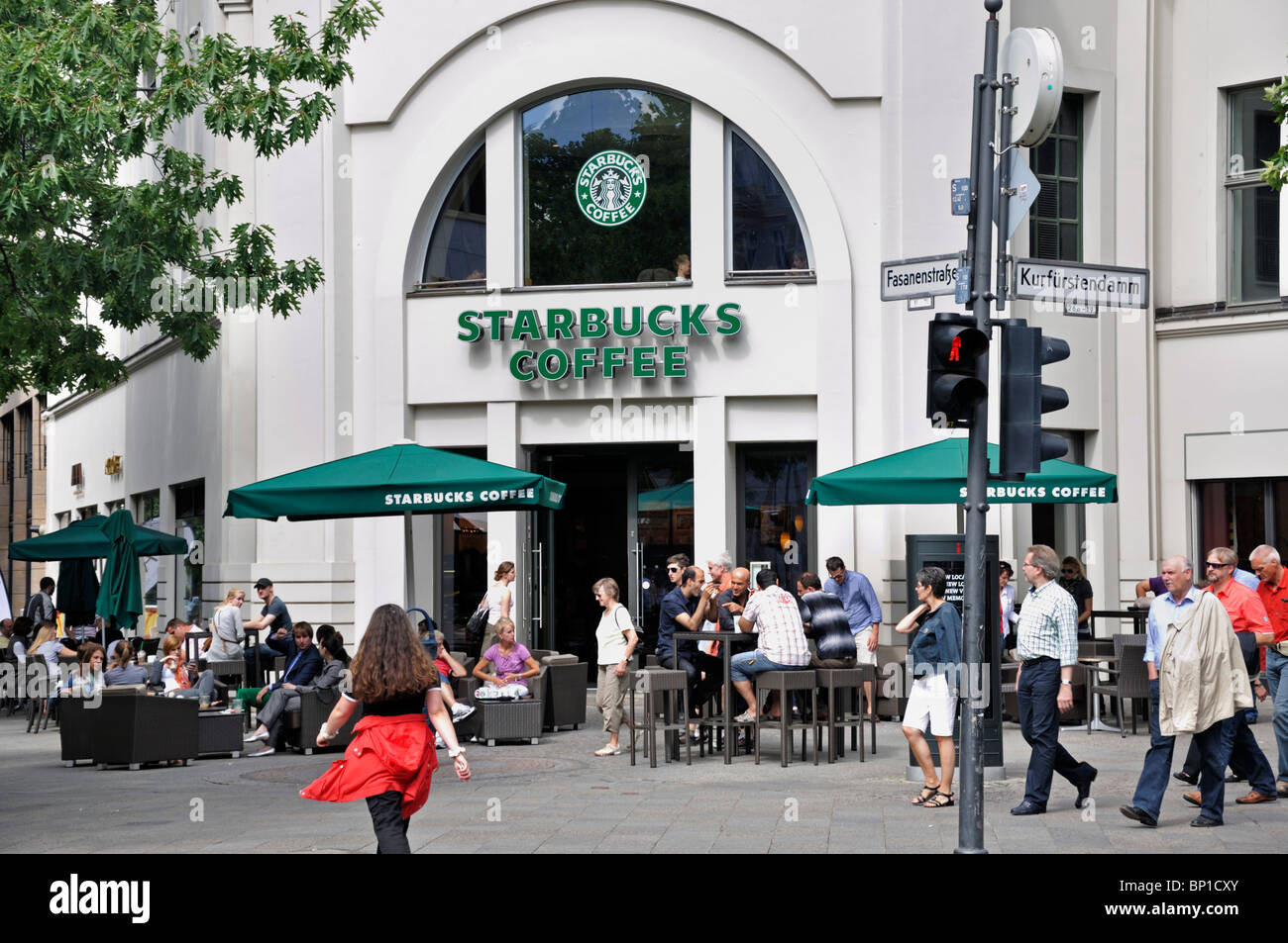 Leute sitzen in einem Starbucks Coffee Shop Kurfürstendamm Berlin Deutschland Juli 2010 Stockfoto