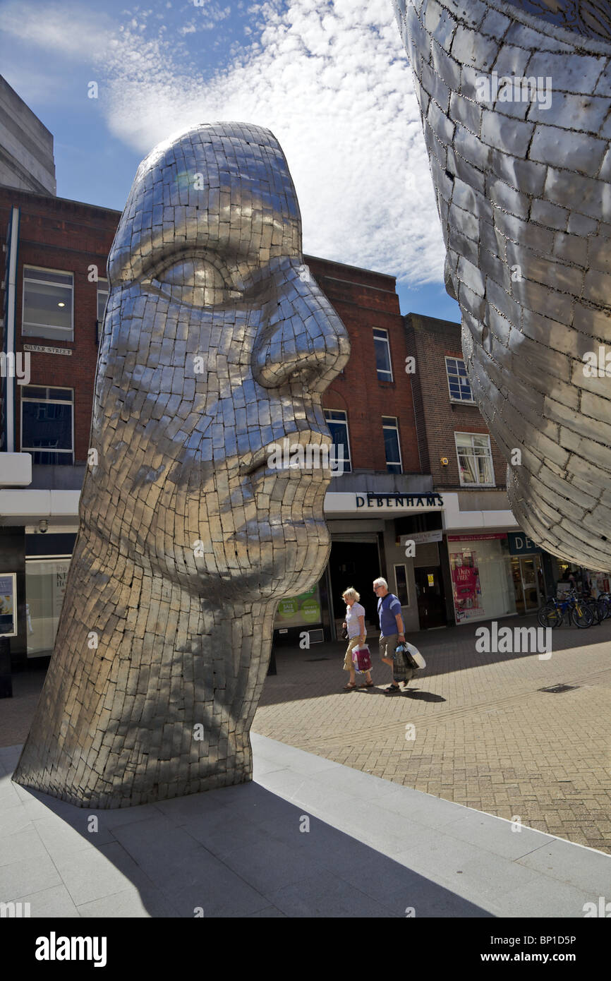Reflexionen von Bedford. Ein Kunstwerk von Rick Kirby im Zentrum von Bedford Stadt England Stockfoto