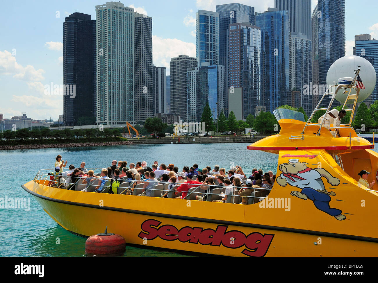 Ausflugsschiff voller Touristen verlassen Chicagos Navy Pier für einen schnellen geschrittenen Ausflug auf Lake Michigan. Stockfoto