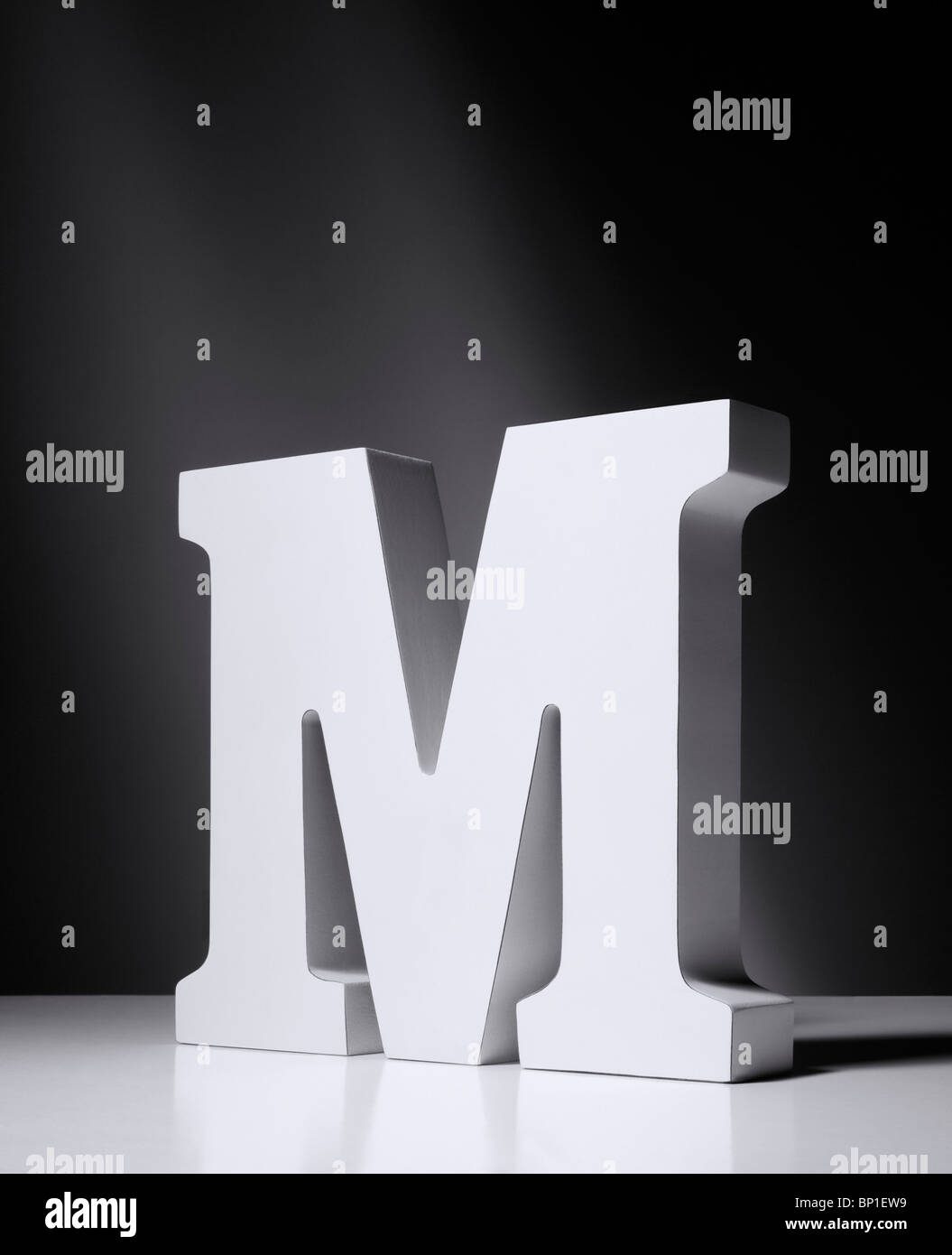 Der Buchstabe M als ein Blockmodell auf einem abgestuften Hintergrund Stockfoto