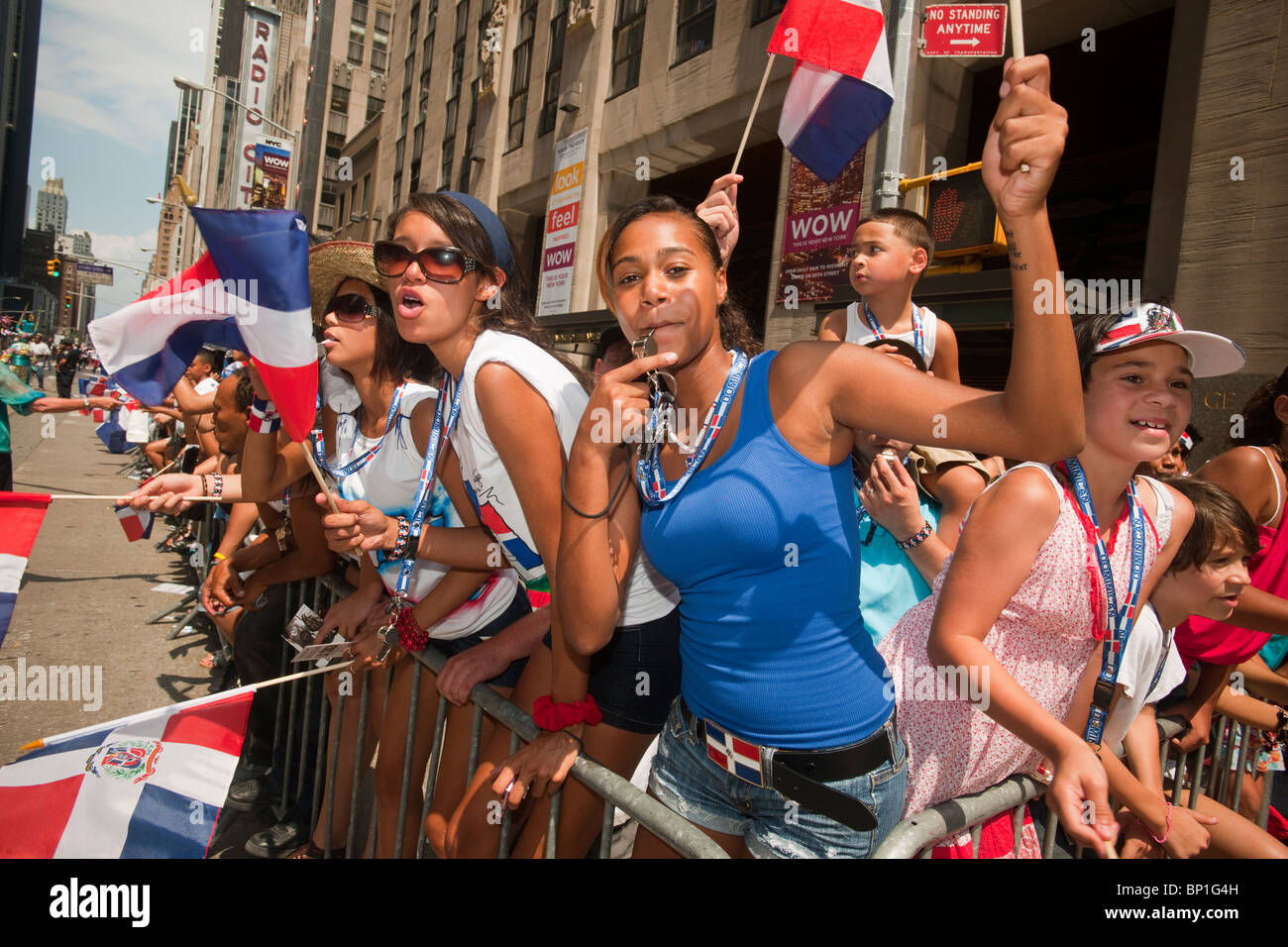 Tausende von Dominikanische Amerikaner sowie deren Freunde und Fans feiern auf der Dominikanischen Independence Day Parade in New York Stockfoto