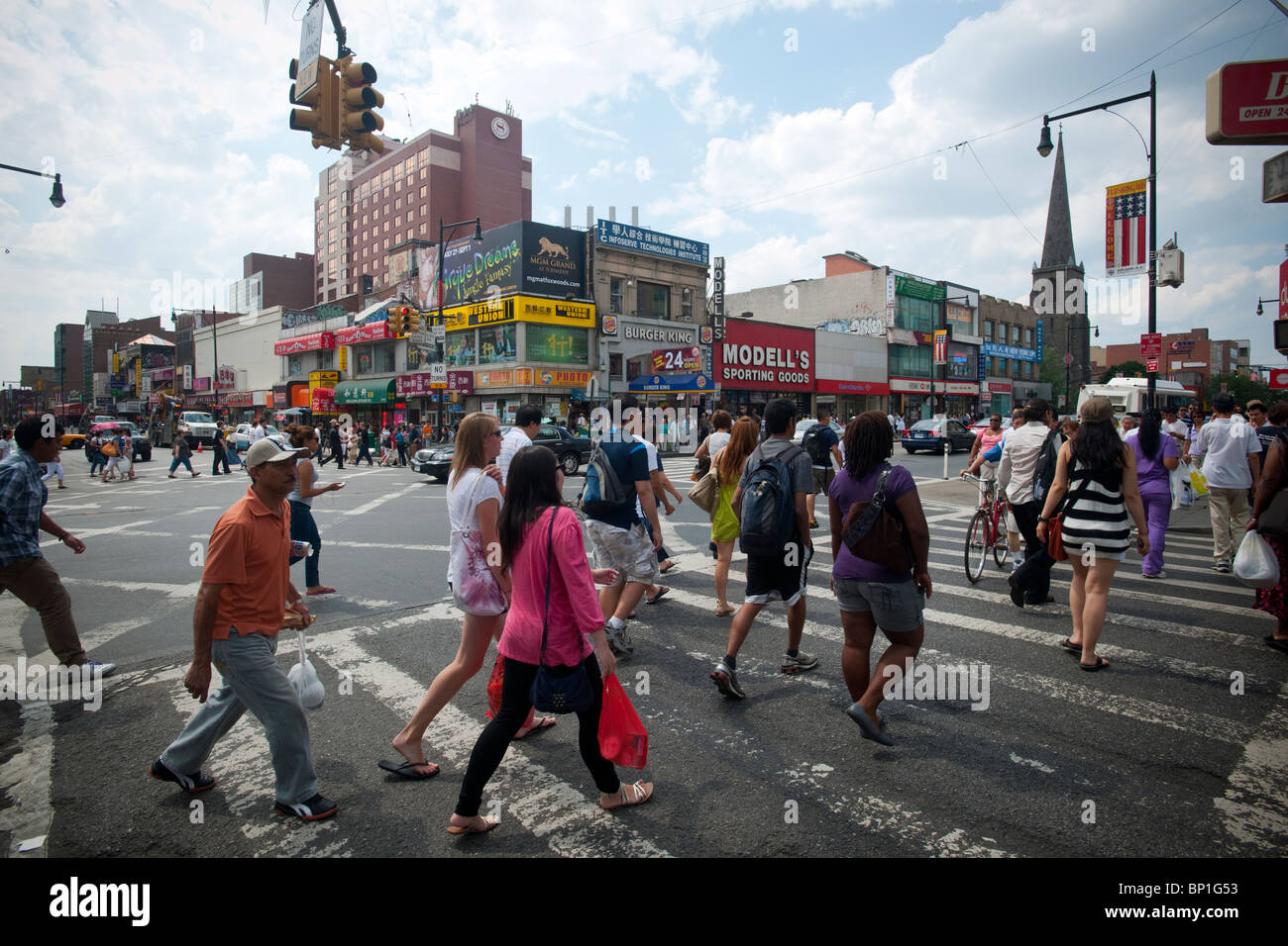 Die belebte Kreuzung von Main Street und Roosevelt Avenue in der Nähe von Flushing im Stadtteil Queens in New York Stockfoto