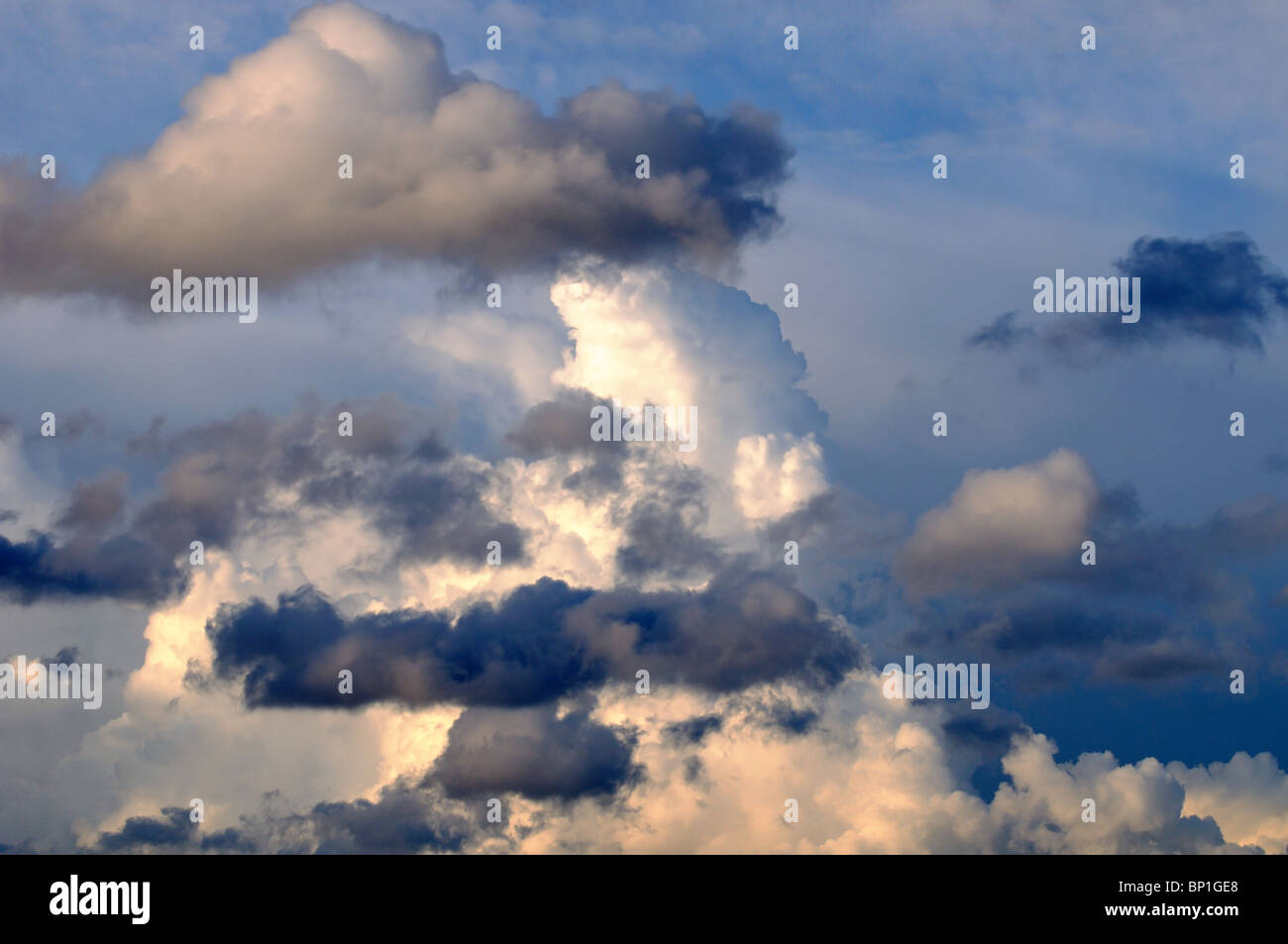 Gewitterwolken vor einem dunklen Hintergrund bilden Stockfoto