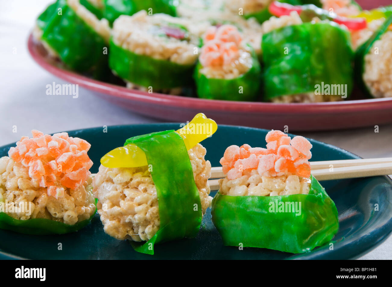 Reis Krispie behandelt, die spielerisch Sushi imitieren werden zum Dessert serviert. Stockfoto