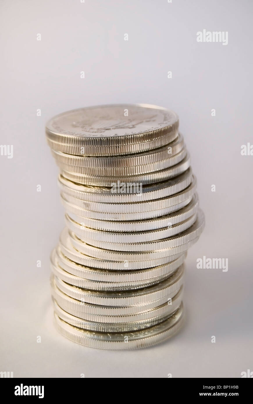 Stapel von US Silver Eagle Münzen. Stockfoto