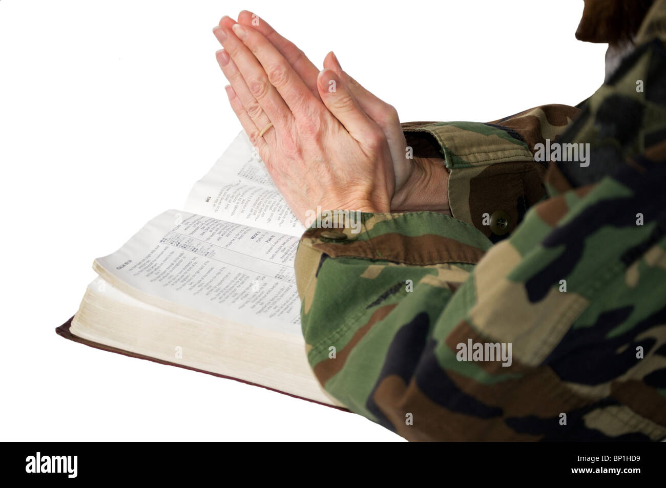 Frau mit Camouflage Jacke im Gebet mit aufgeschlagene Bibel. Stockfoto