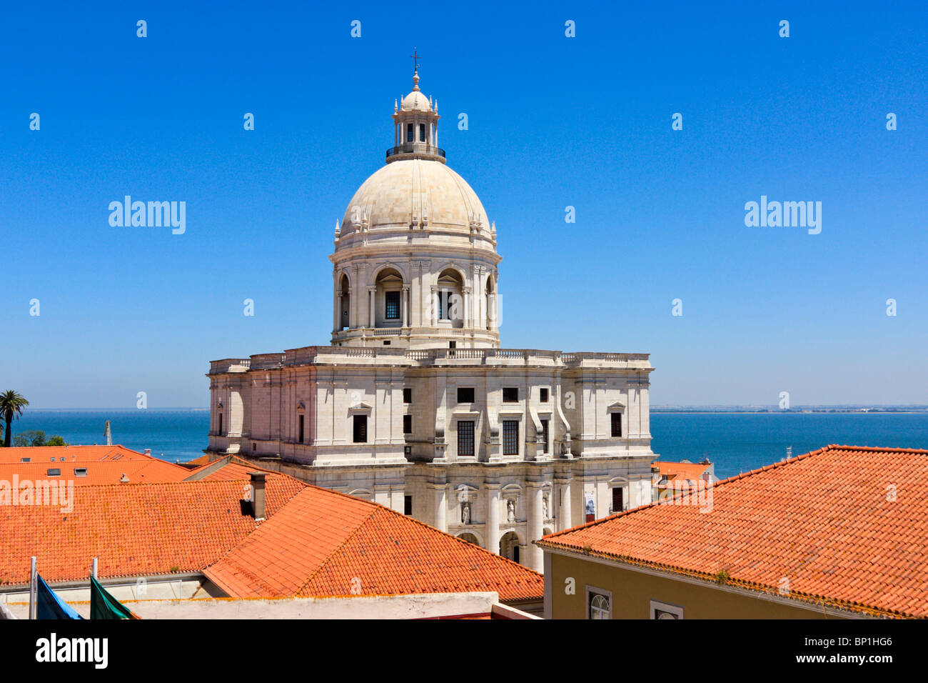 Panteao Nacional und die Dächer der Alfama, Lissabon, Portugal Stockfoto