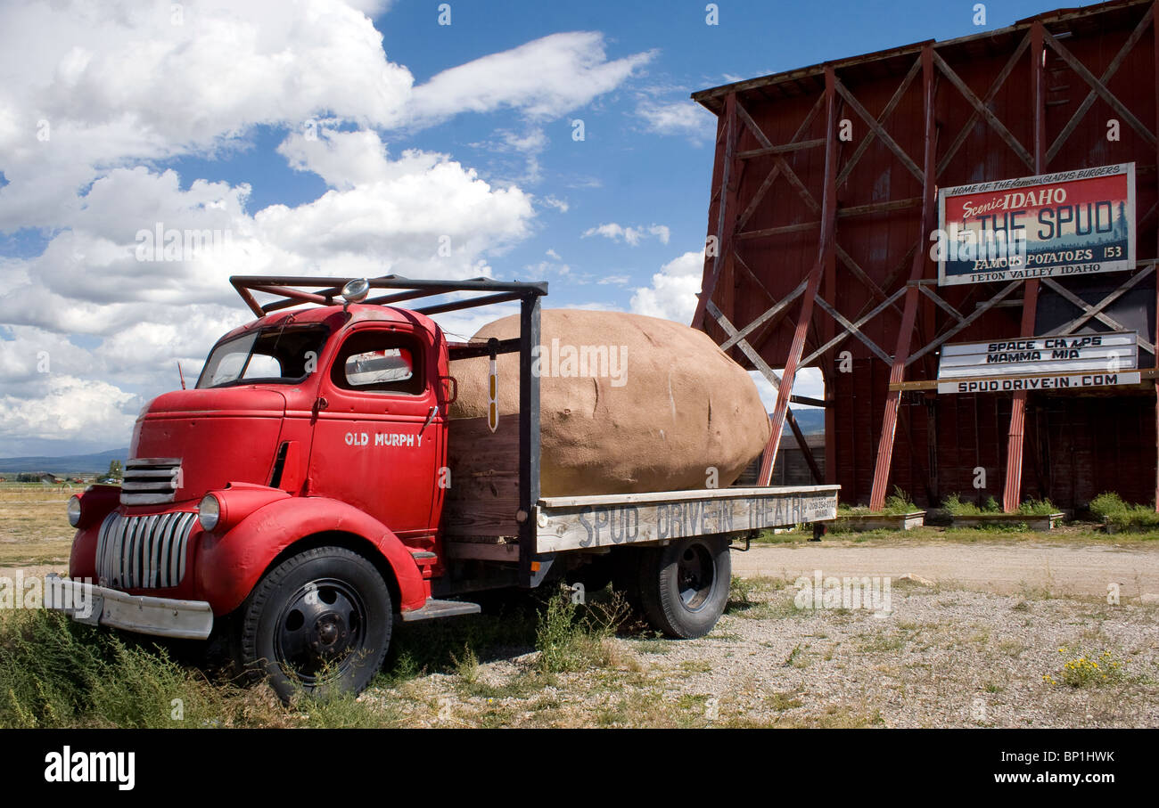 Vor dem Spud Drive-in Theatre in Driggs, Idaho, steht eine Riesenkartoffel auf einem Tieflader. Stockfoto