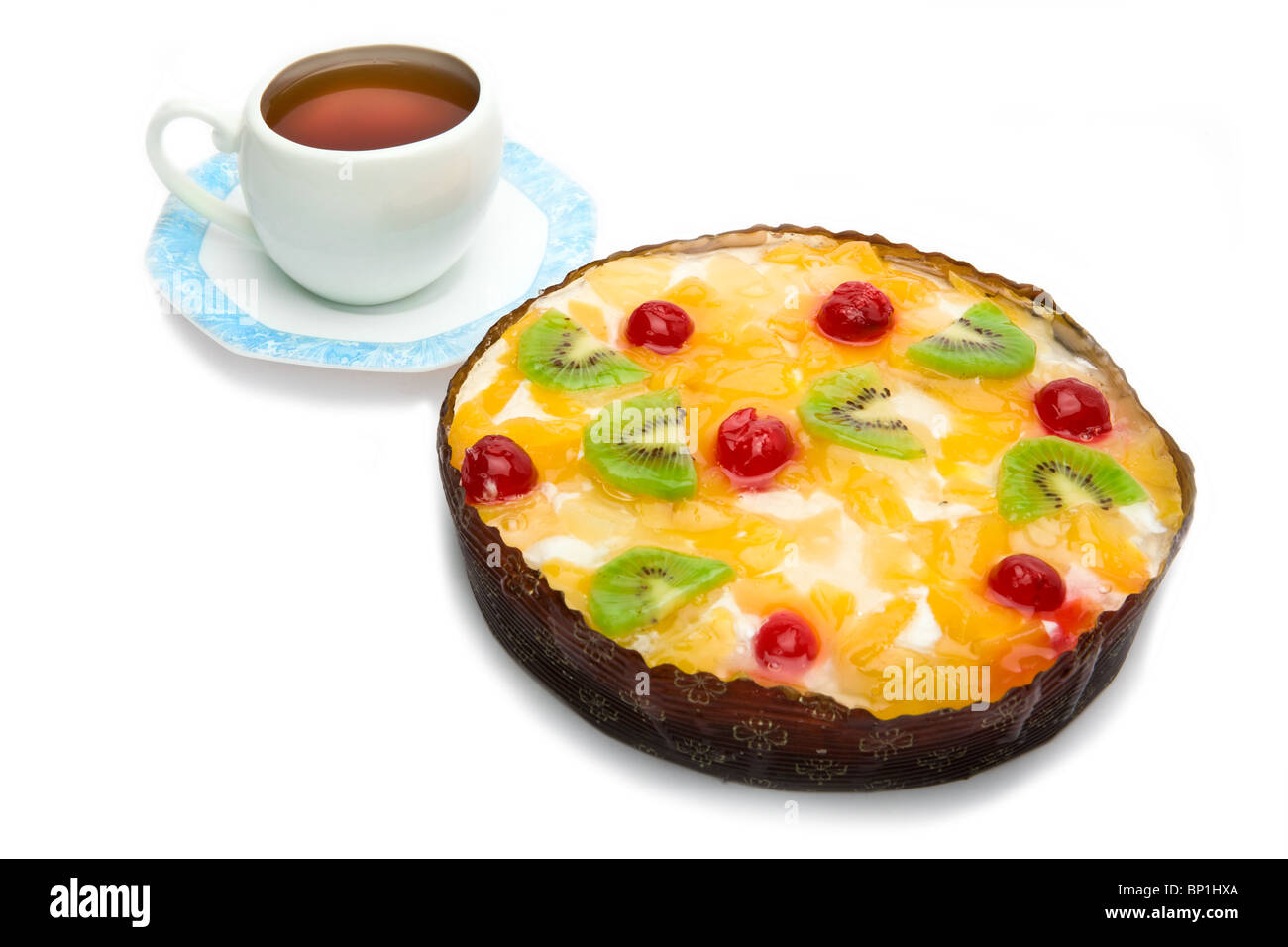 Kuchen Obst mit Quark und Tasse mit Untertasse auf weißem Hintergrund Stockfoto