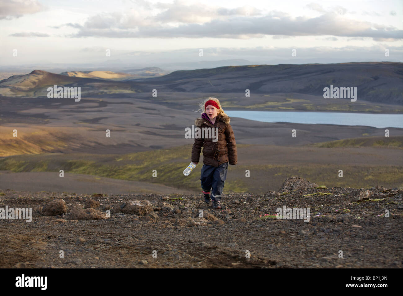 Junges Mädchen im Hochland von Island. Laki Craters, Vatnajökull-Nationalpark Stockfoto