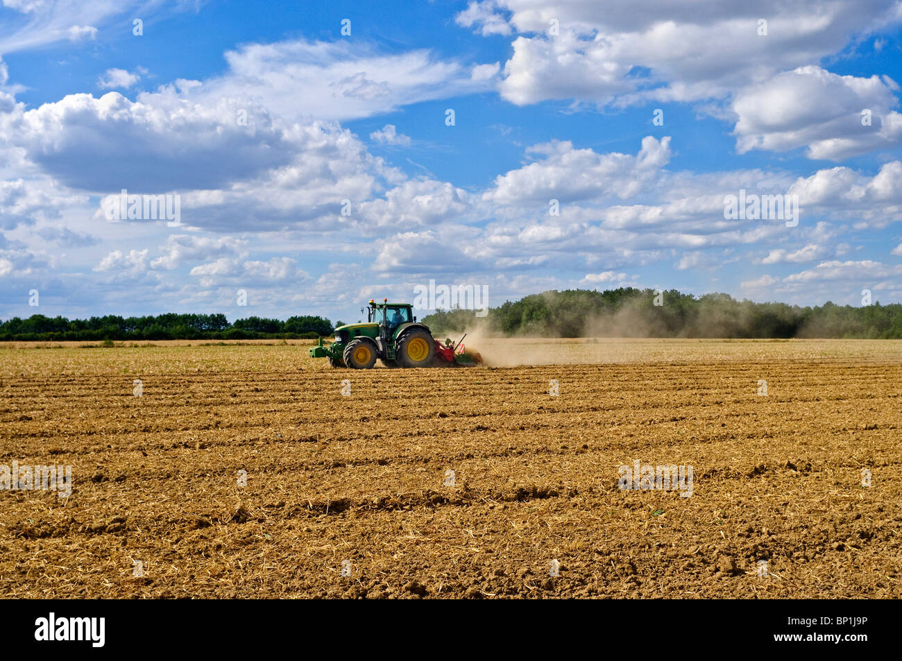 John Deere 7430 Traktor und Grubber - Frankreich. Stockfoto