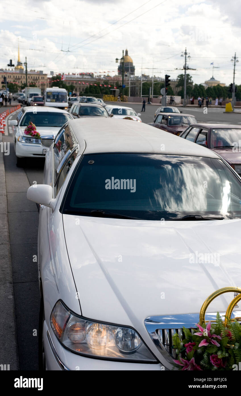 Hochzeit Autos vor Peter und Paul Cathedral, St. Petersburg, Russland Stockfoto
