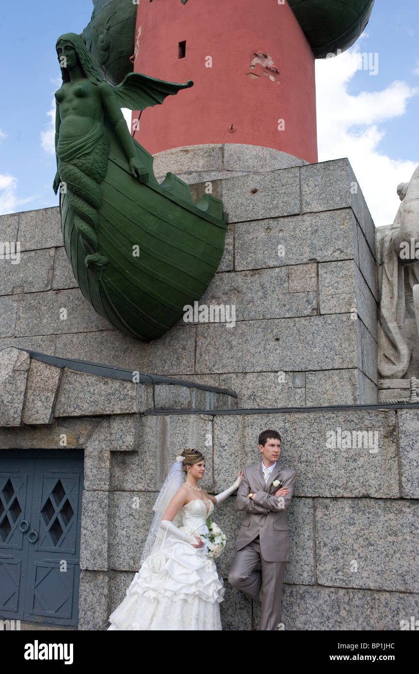 Ein Brautpaar an der Peter und Paul Fortress, Sankt Petersburg, Russland Stockfoto