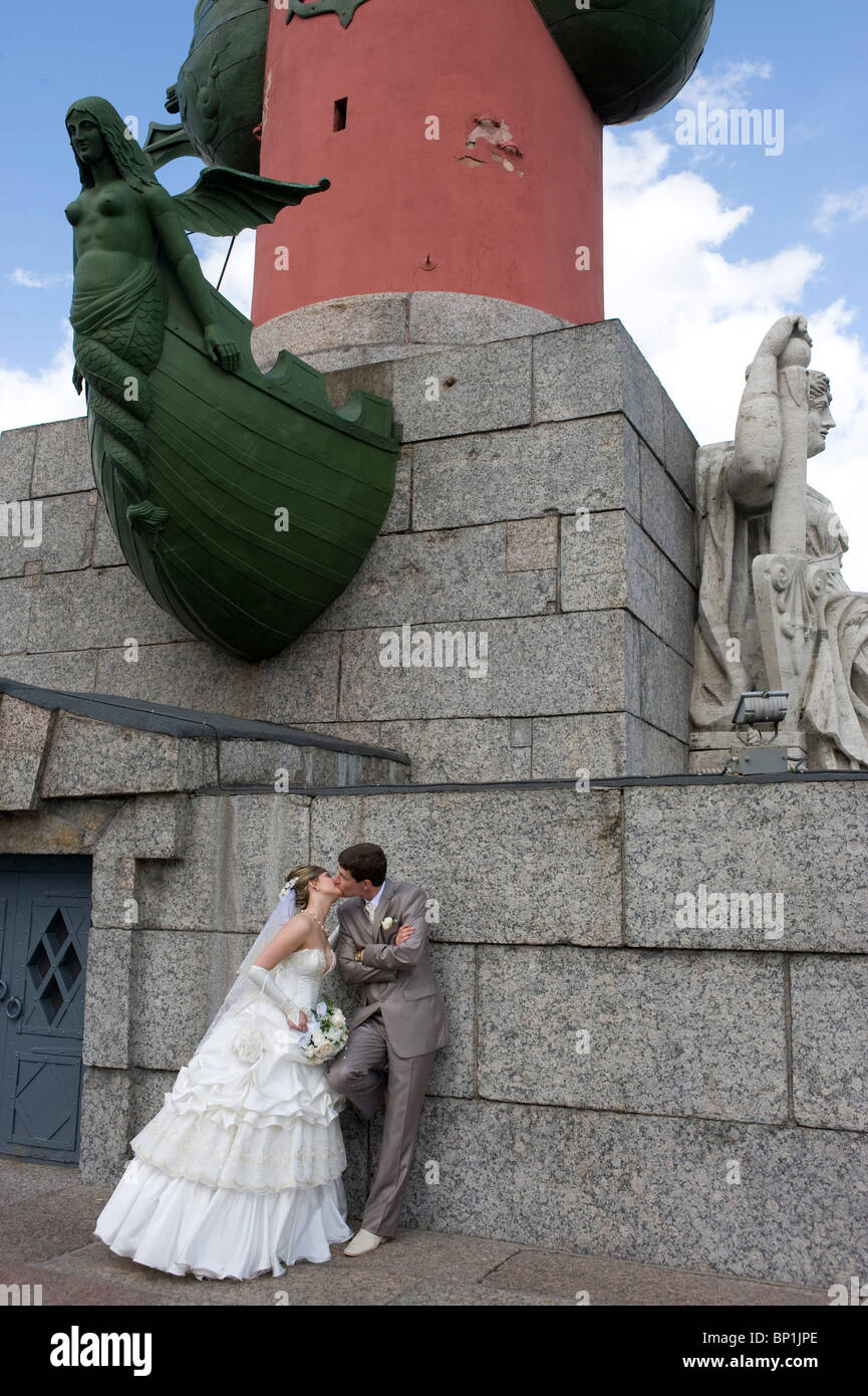 Ein Brautpaar an der Peter und Paul Fortress, Sankt Petersburg, Russland Stockfoto