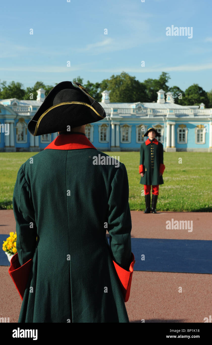 Männer in Uniform vor der Katharinenpalast, Sankt Petersburg, Russland Stockfoto