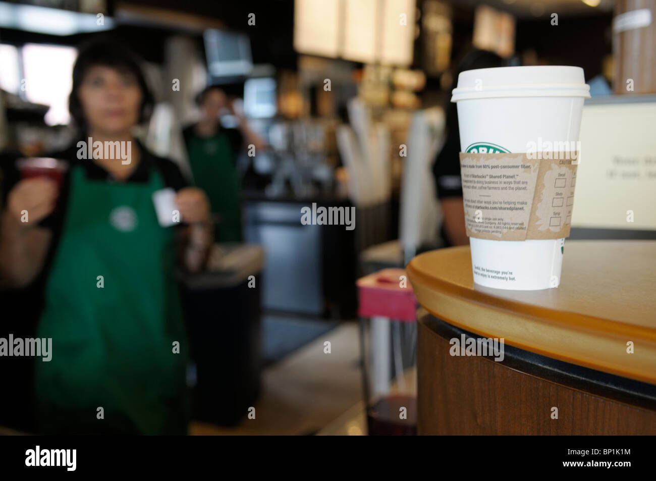 Starbucks mit Barista und Kaffee Tasse auf der Theke. Stockfoto