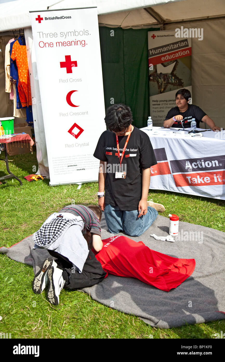 Junger Freiwilliger auf dem britischen Roten Kreuz Stand auf Edinburgh Mela 2010 ein Junge in künstliche Beatmung Technik angewiesen. Stockfoto
