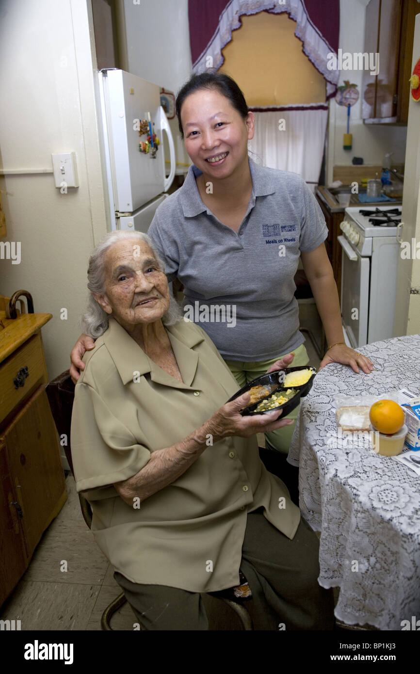 Essen auf Rädern-Programm liefert Tausende Mahlzeiten täglich für ältere Menschen in New York City. Stockfoto