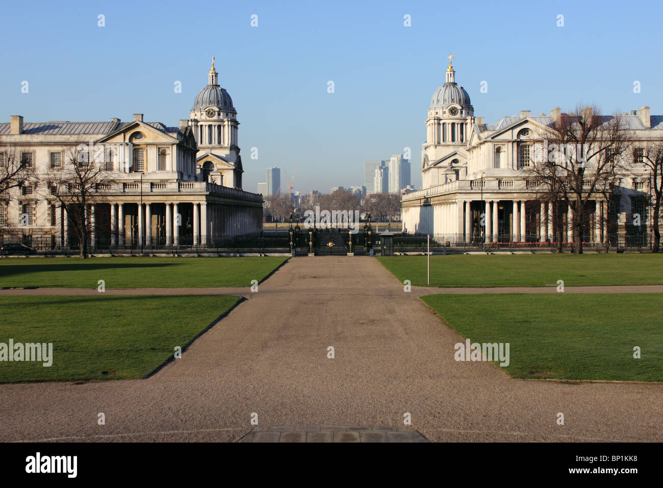 Symmetrische Ansicht des Royal Naval College aus Queens House, Greenwich, London, England, Großbritannien, mit Canary Wharf im Hintergrund Stockfoto
