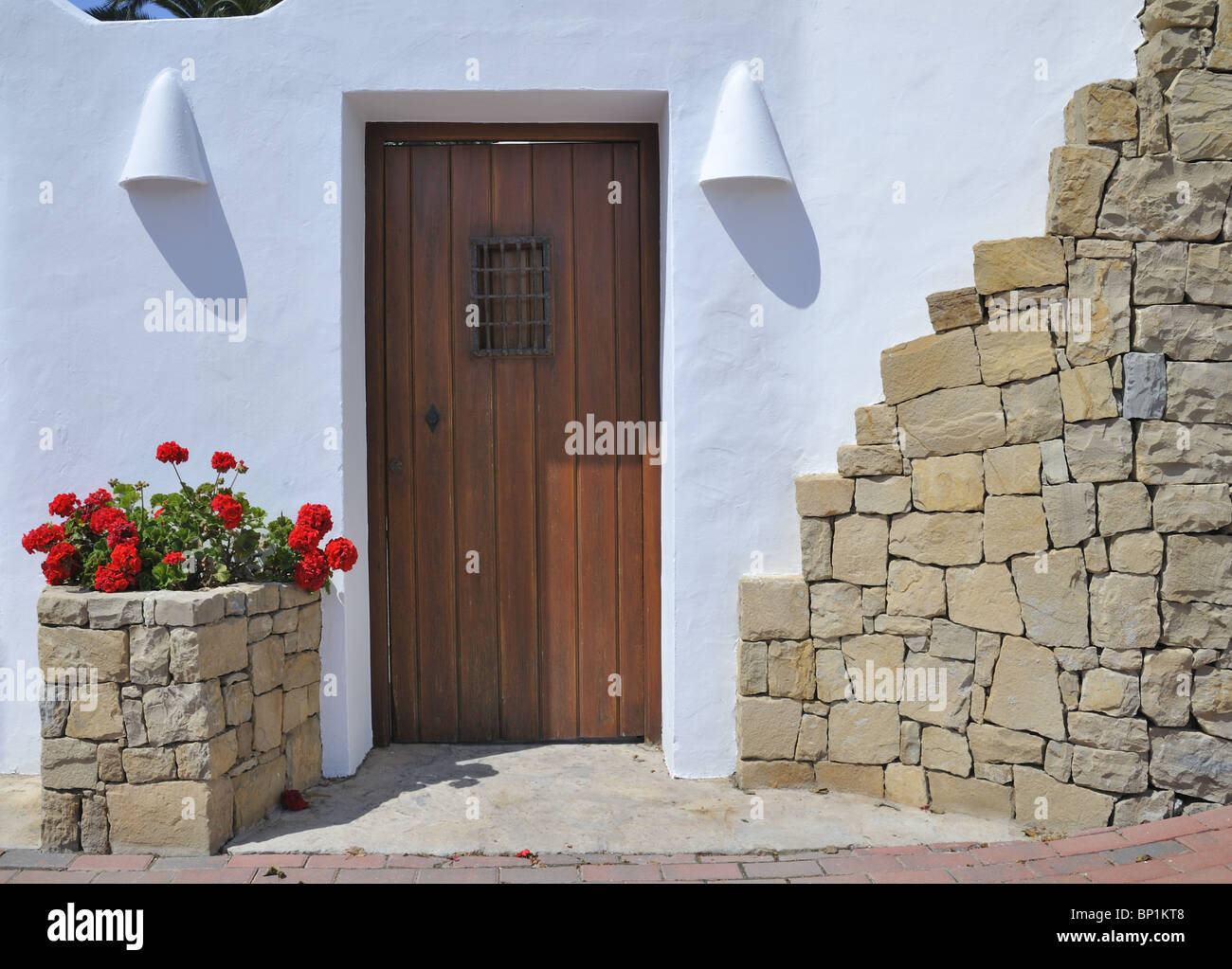 Tür mit Geranien, Moraira Stockfoto