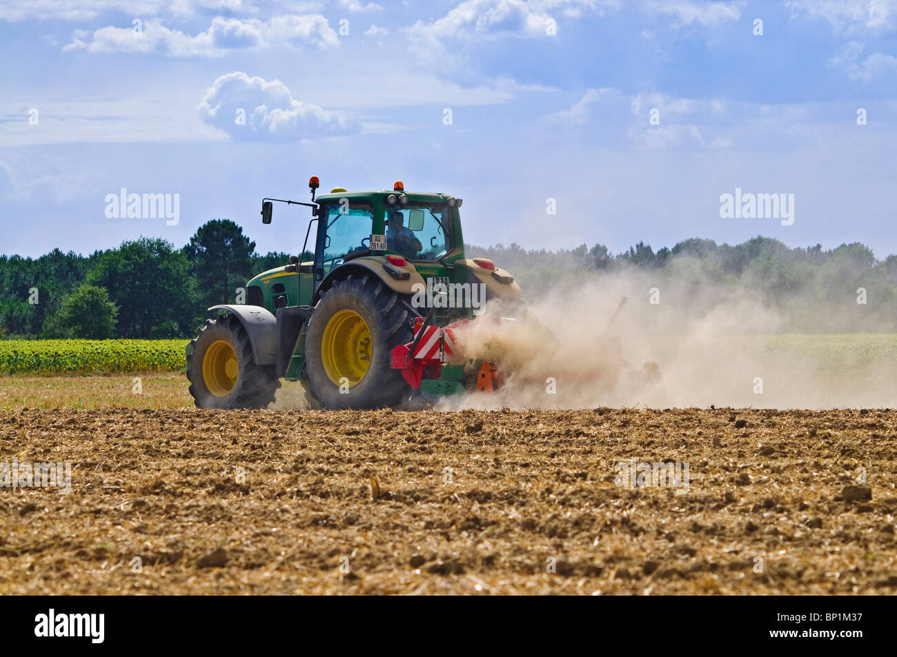 John Deere 7430 Traktor und Grubber - Frankreich. Stockfoto