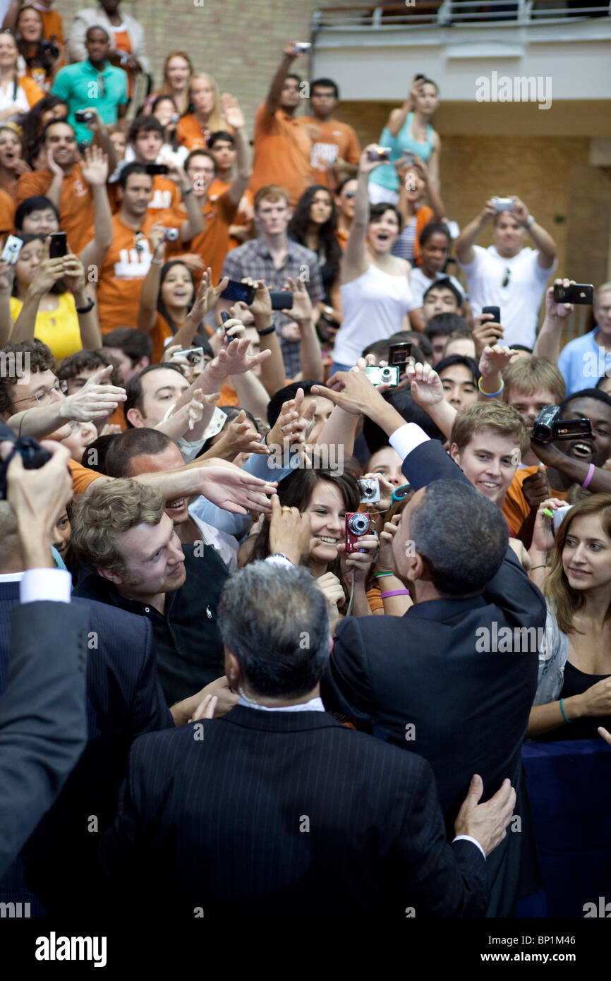 US-Präsident Barack Obama begrüßt Zuschauer an der University of Texas nach einer Rede auf dem Austin Campus. Stockfoto