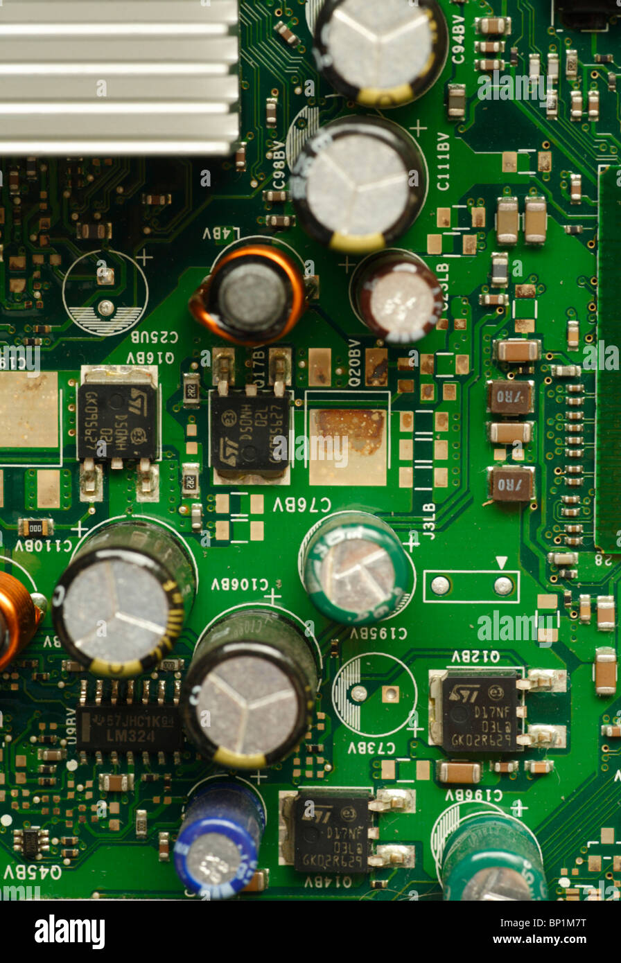 Platine mit elektronischen Bauteilen in einem Computer. Stockfoto
