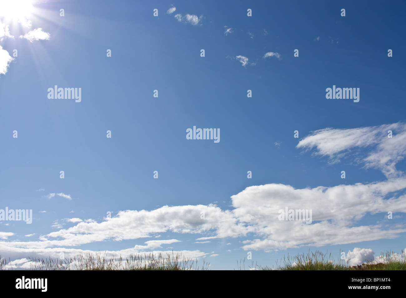 Himmelshintergrund lebendige blauen Himmel und weiße flauschige Wolken. Stockfoto