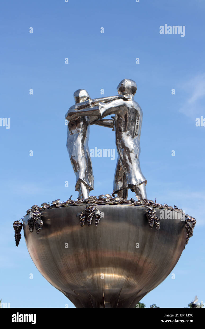 Glänzendes Metall-Statue aus zwei Figuren, die Zerkleinerung von Trauben mit den Füßen, Allo, La Rioja, Spanien Stockfoto