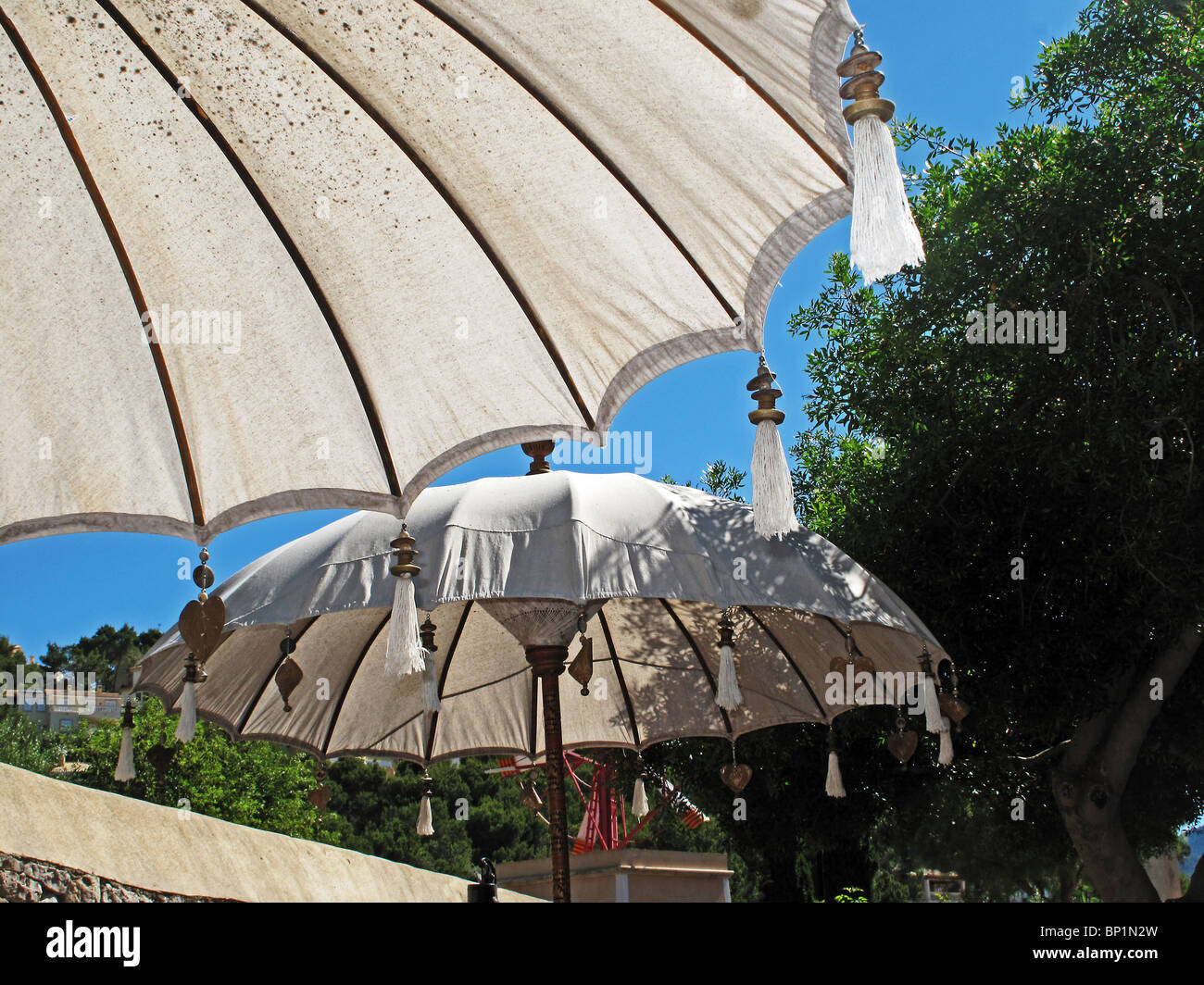 Orientalischen Stil Sonnenschirme vor einem sonnigen blauen Himmel  Stockfotografie - Alamy