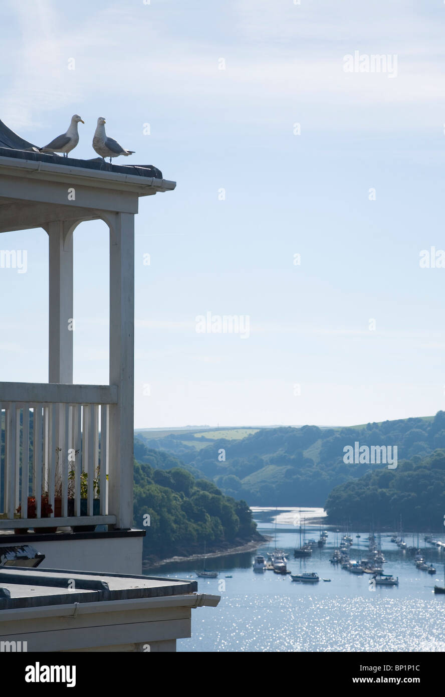 Balkon eines Hauses in Fowey mit Blick in Richtung Pont Pille. Cornwall. England. VEREINIGTES KÖNIGREICH. Stockfoto