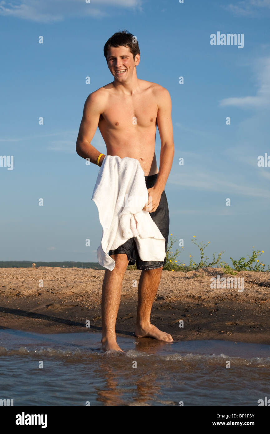 16-Jahr-jähriger Anglo junge Posen in das Wasser des Lake Buchanan in Llano County, Texas. Teil einer Serie. -Modell veröffentlicht. Stockfoto