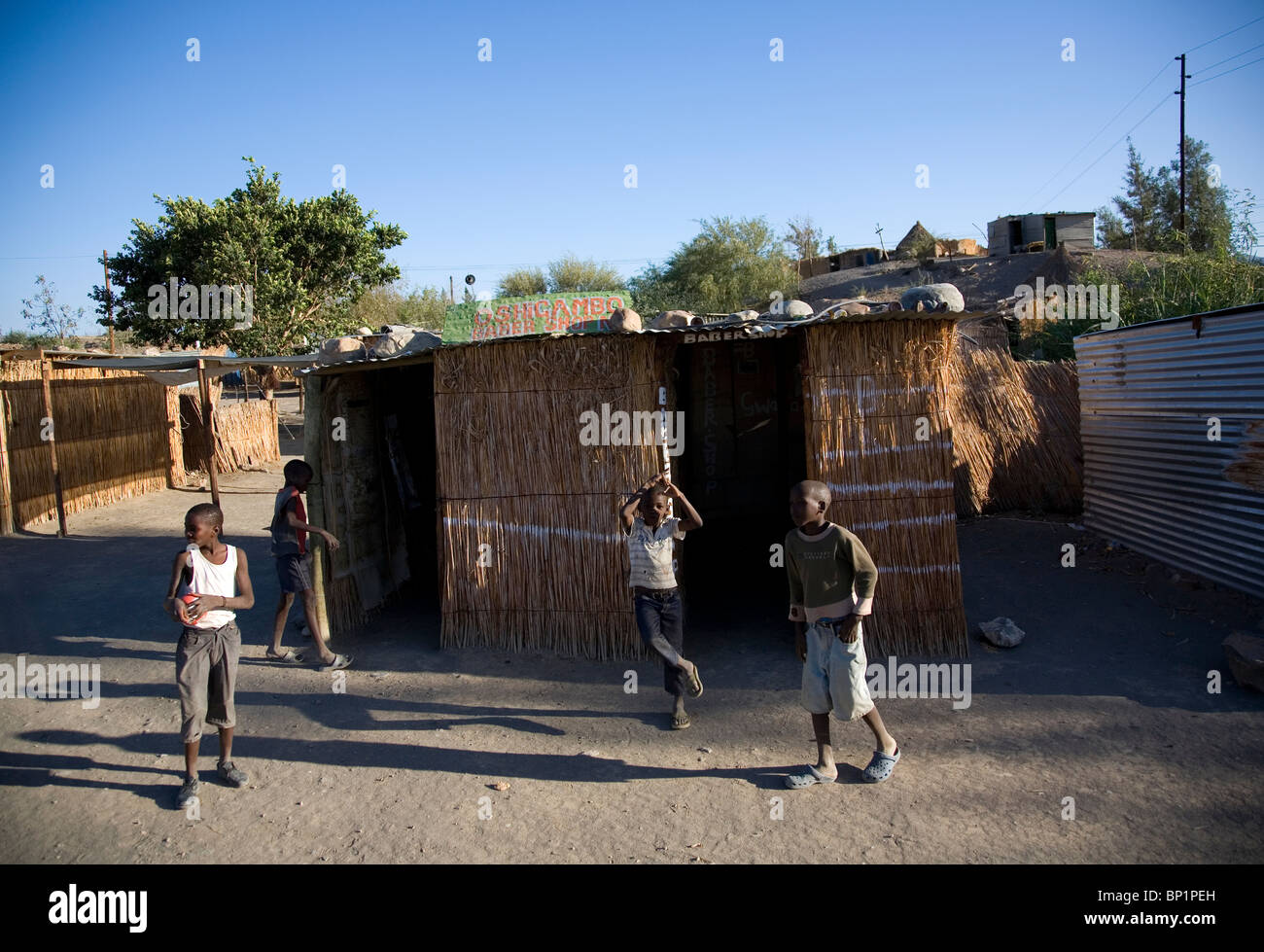 Aussenkehr Dorf - Kinder außerhalb der Hütte - Süden Namibias Stockfoto