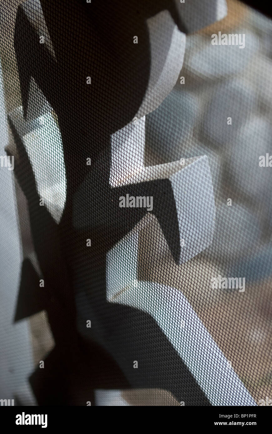 Stilisierte hölzerne Bildschirm Tür Sprossen aus einem Wohngebiet Elternhaus in der Nähe von Pojoaque, NM im Stil einer wachsenden Maisstengel geformt. Stockfoto