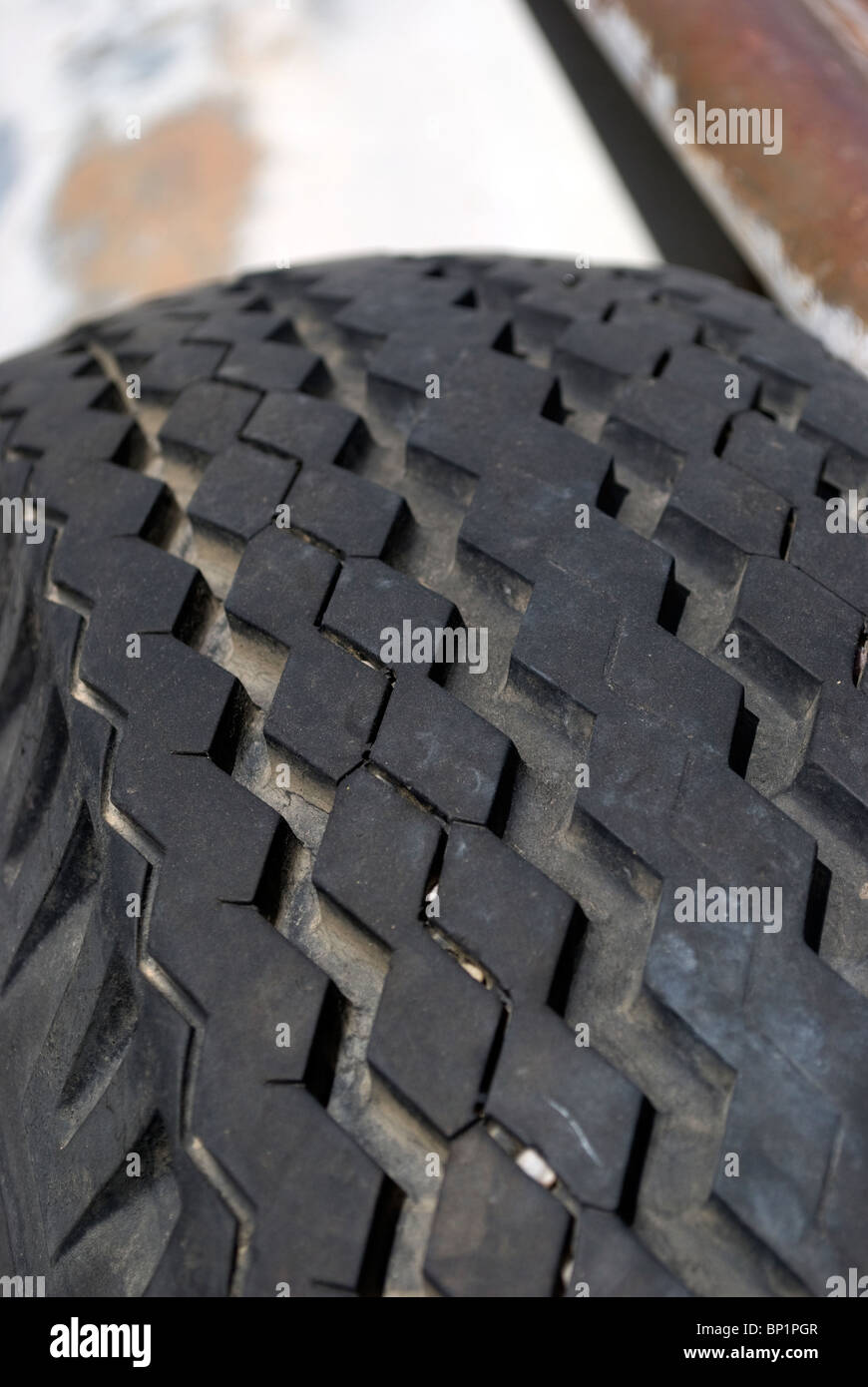 Abgenutzte und detaillierte Laufflächenprofile aus einem LKW-Reifen mit  eingelegte Steinen in den Reifen Nuten Stockfotografie - Alamy