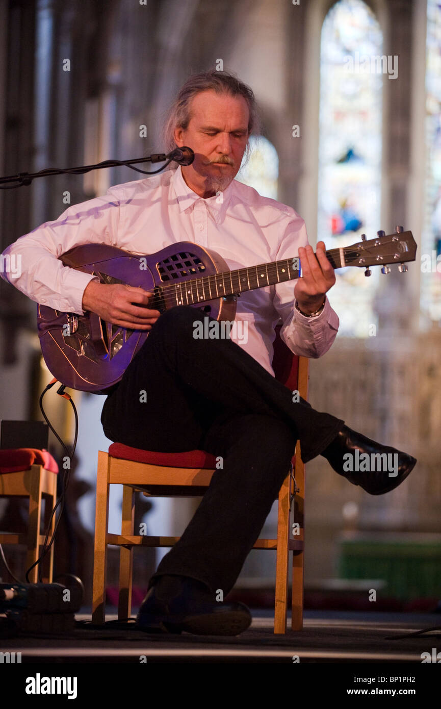 Roland Chadwick Gitarrist spielt den Blues auf der Bühne in der Kathedrale Brecon Jazz Festival 2010 Stockfoto