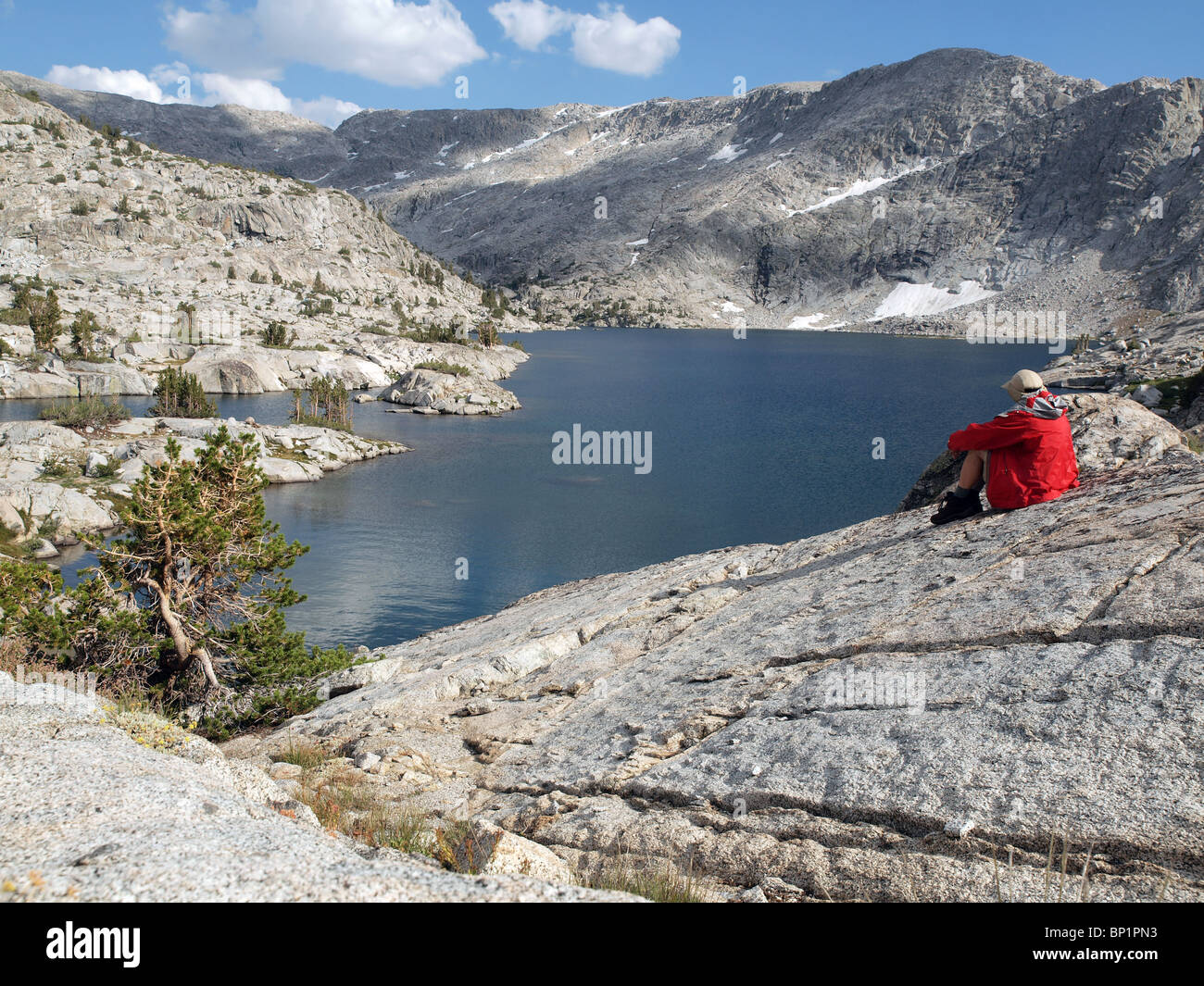 Wanderer ruht am See hoch oben in der kalifornischen Sierra Nevada Berge. Stockfoto