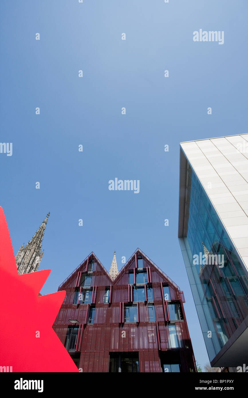 KUNSTWERK IM HANS - UND SOPHIE-SCHOLL-PLATZ STATT, ULMER MÜNSTER, WEISHAUPT KUNSTHALLE MUSEUM RECHTS, ULM, BADEN-WÜRTTEMBERG, GERM. Stockfoto