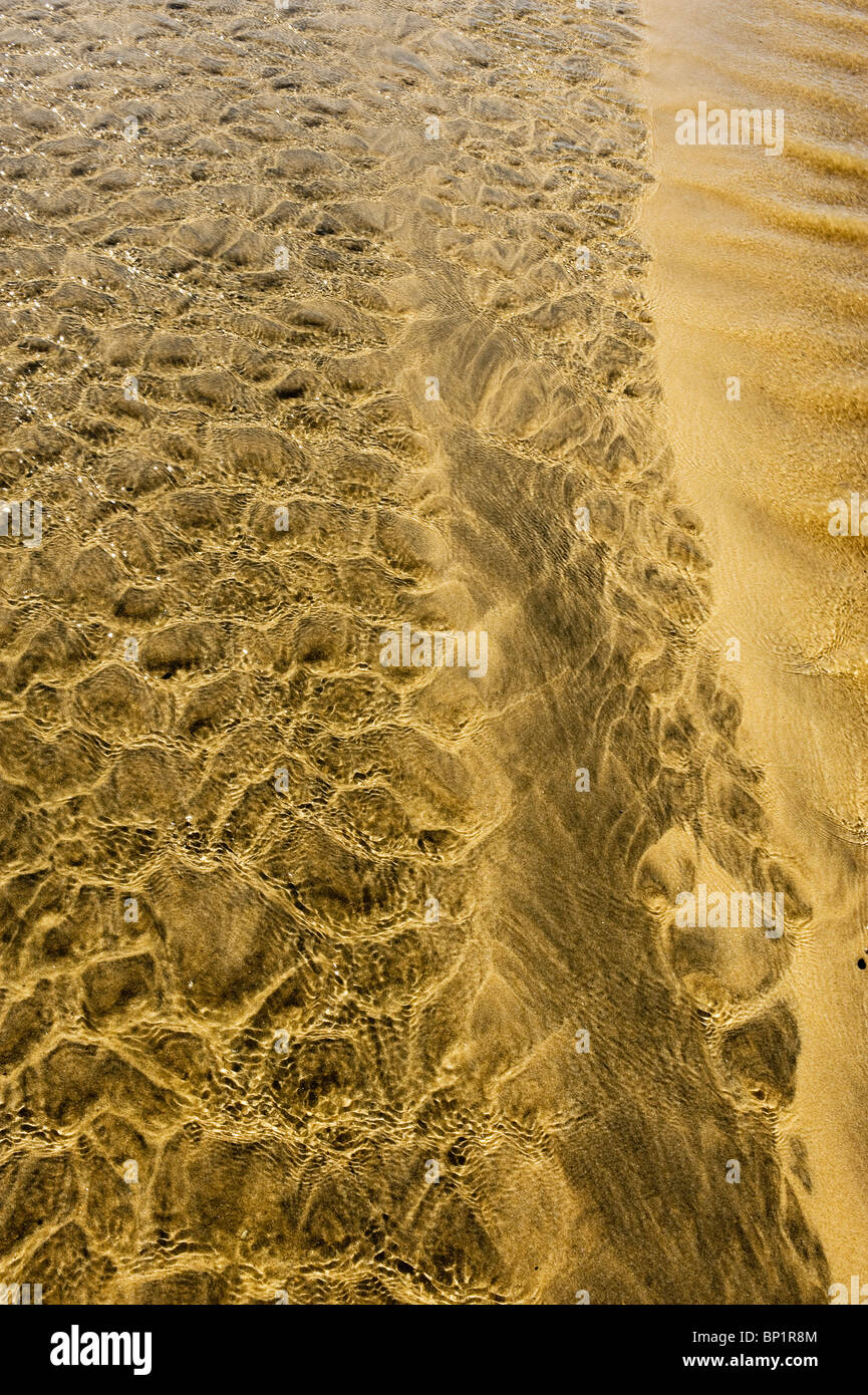 Muster in den Sand am Strand. Foto von Gordon Scammell Stockfoto