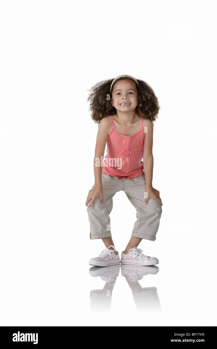 Junges Mädchen in weiß mit den Händen auf den Knien hocken Stockfotografie  - Alamy