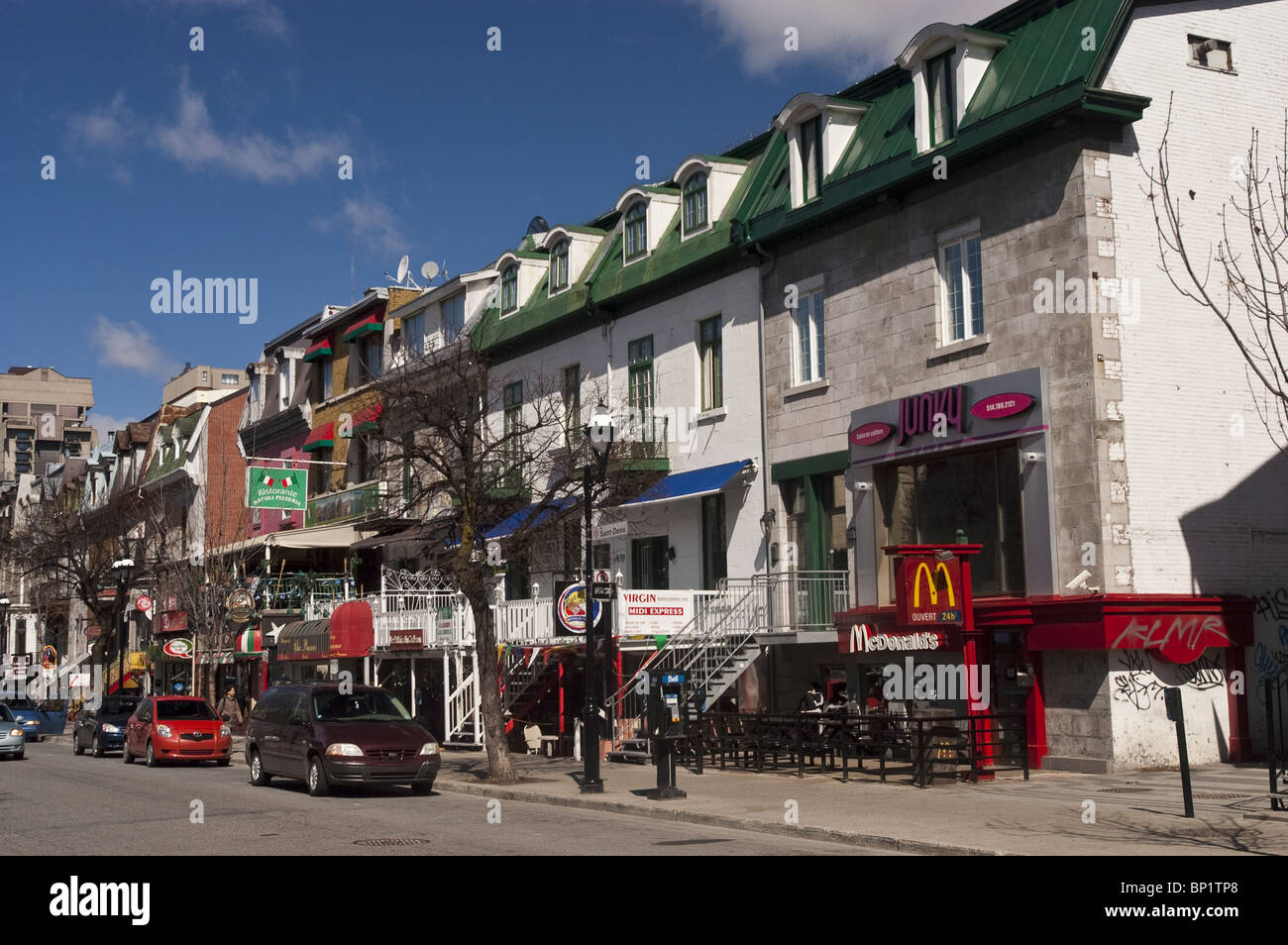 Reihe von Cafés, Bars, Restaurants und Geschäfte auf der Rue Saint-Denis, Montreal, Quebec, Kanada, Quartier Latin, Saint-Denis-Straße, Stockfoto