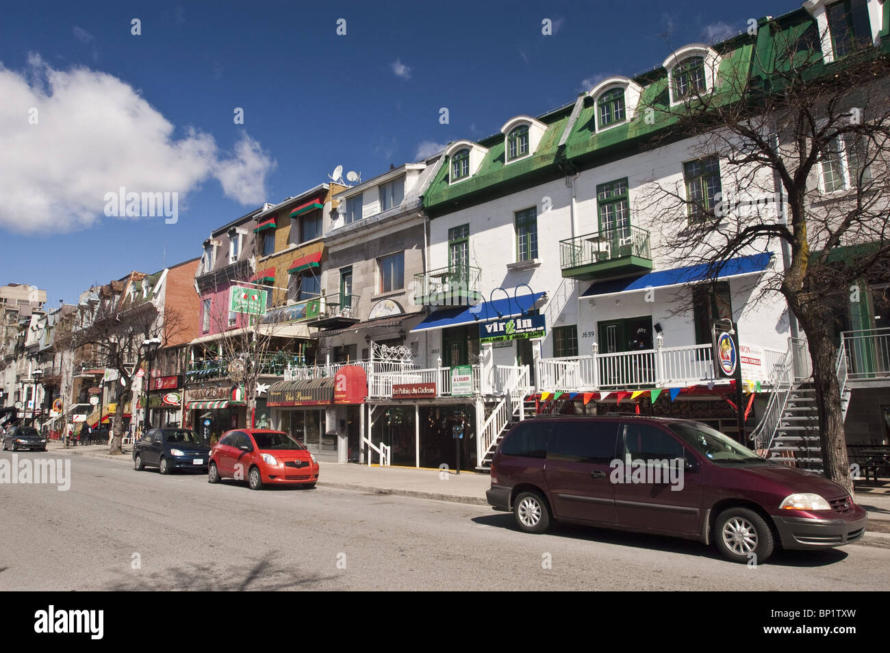 Reihe von Cafés, Bars, Restaurants und Geschäfte auf der Rue Saint-Denis, Montreal, Quebec, Kanada, Quartier Latin, Saint-Denis-Straße, Stockfoto