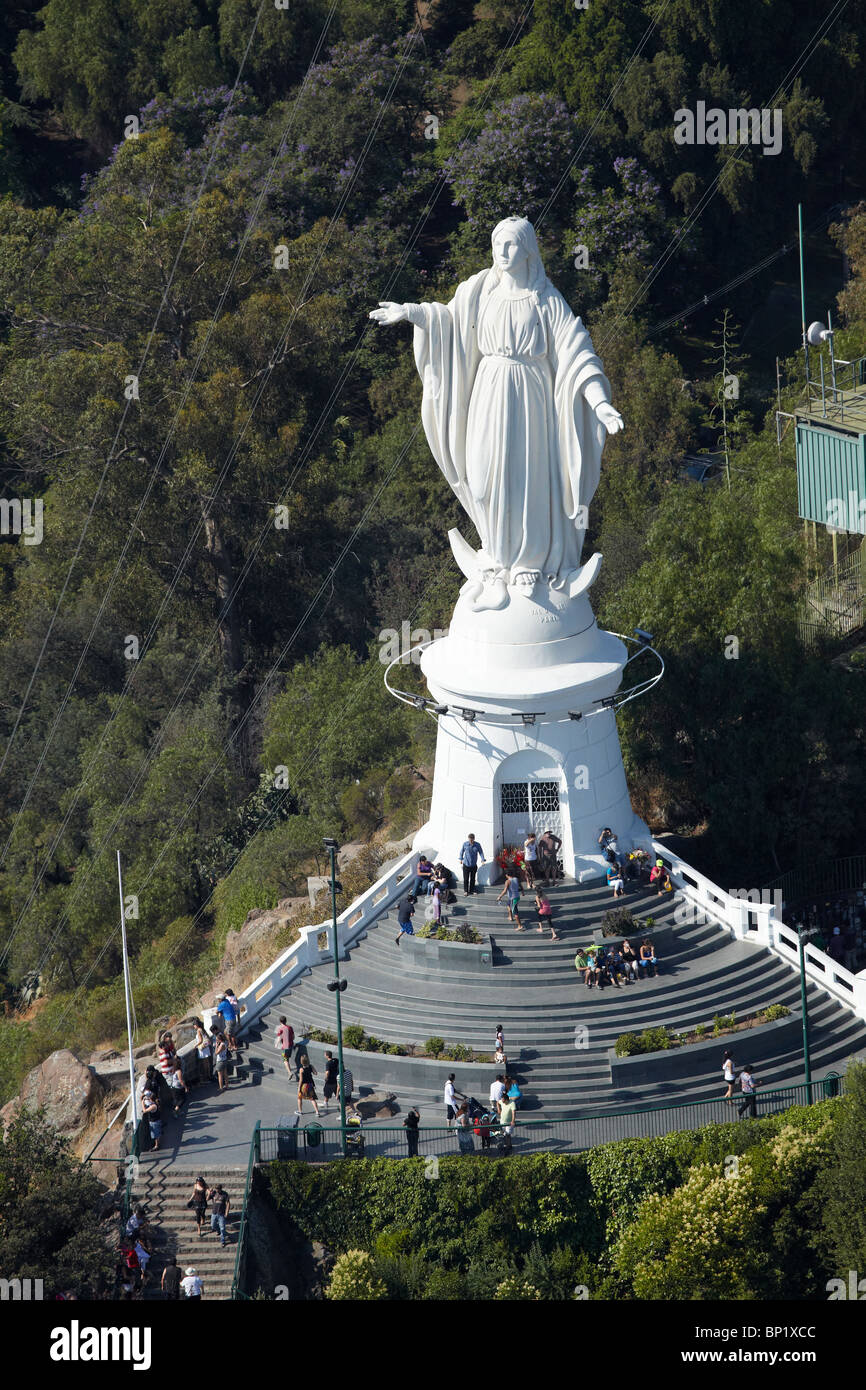 Statue der Jungfrau Maria, Parque Metropolitano auf Cerro San Cristobal, Santiago, Chile, Südamerika - Antenne Stockfoto