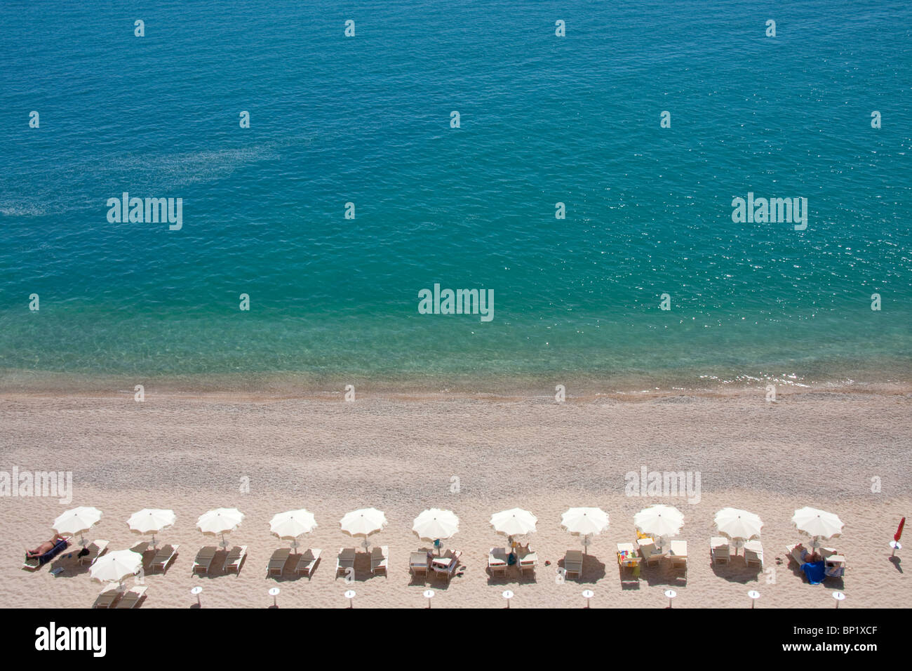 Touristen, die Entspannung am Meer in Apulien, Italien Stockfoto