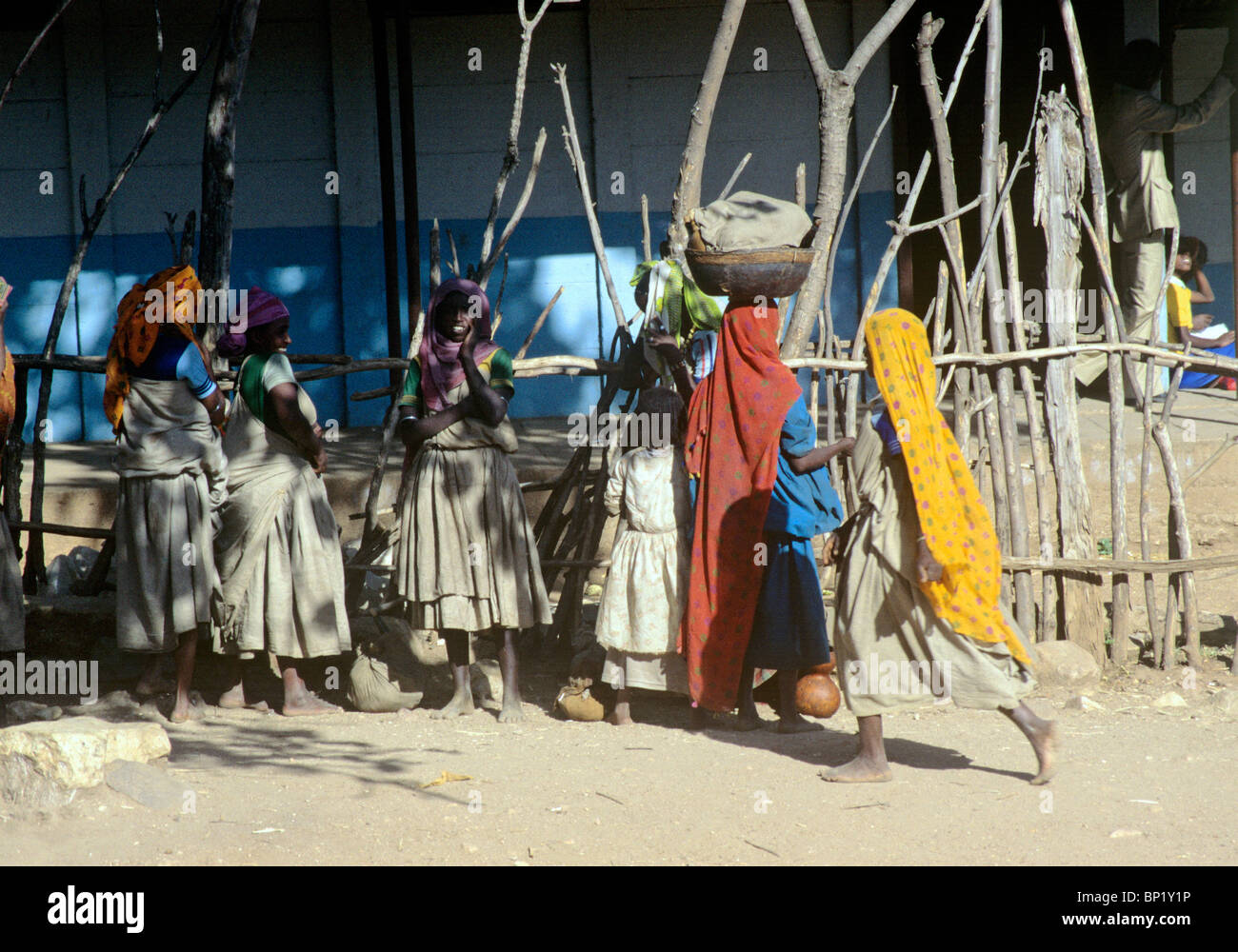 Frauen warten auf gemeinsam genutzten LKW Taxi - Stadt von Harar - Region Harari - Äthiopien Stockfoto