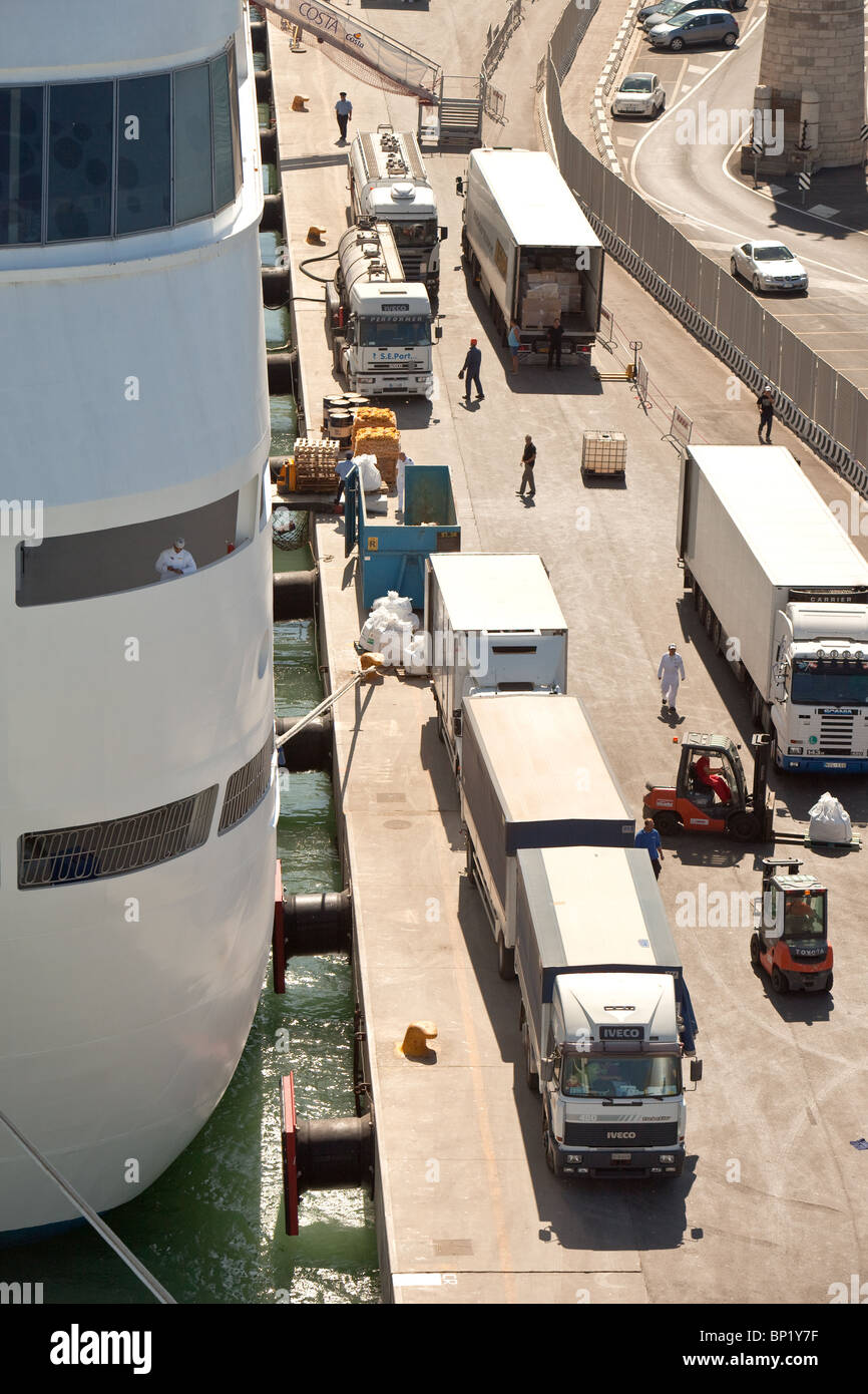 LKW liefern Nahrung, speichert Nachschub für Passagierschiff "Costa Romantica" in Civitavecchia Italien Stockfoto