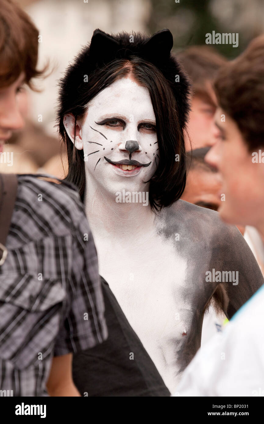Mann, gekleidet wie eine Katze, die Teilnahme an der Brighton-gay-Pride-Parade 2010 Stockfoto