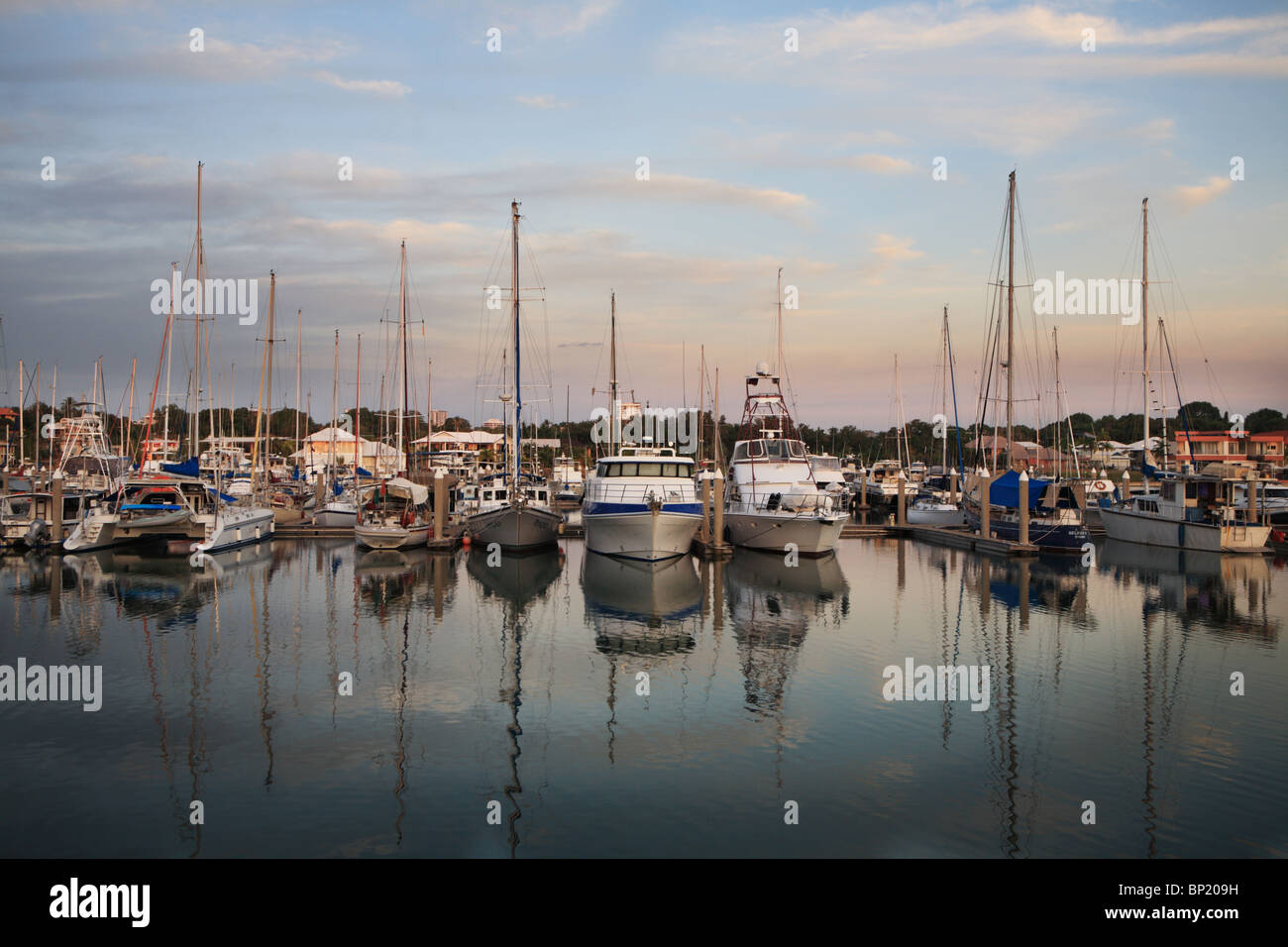 Cullen bay Marina in der Abenddämmerung, Darwin, Northern Territory, Australien Stockfoto