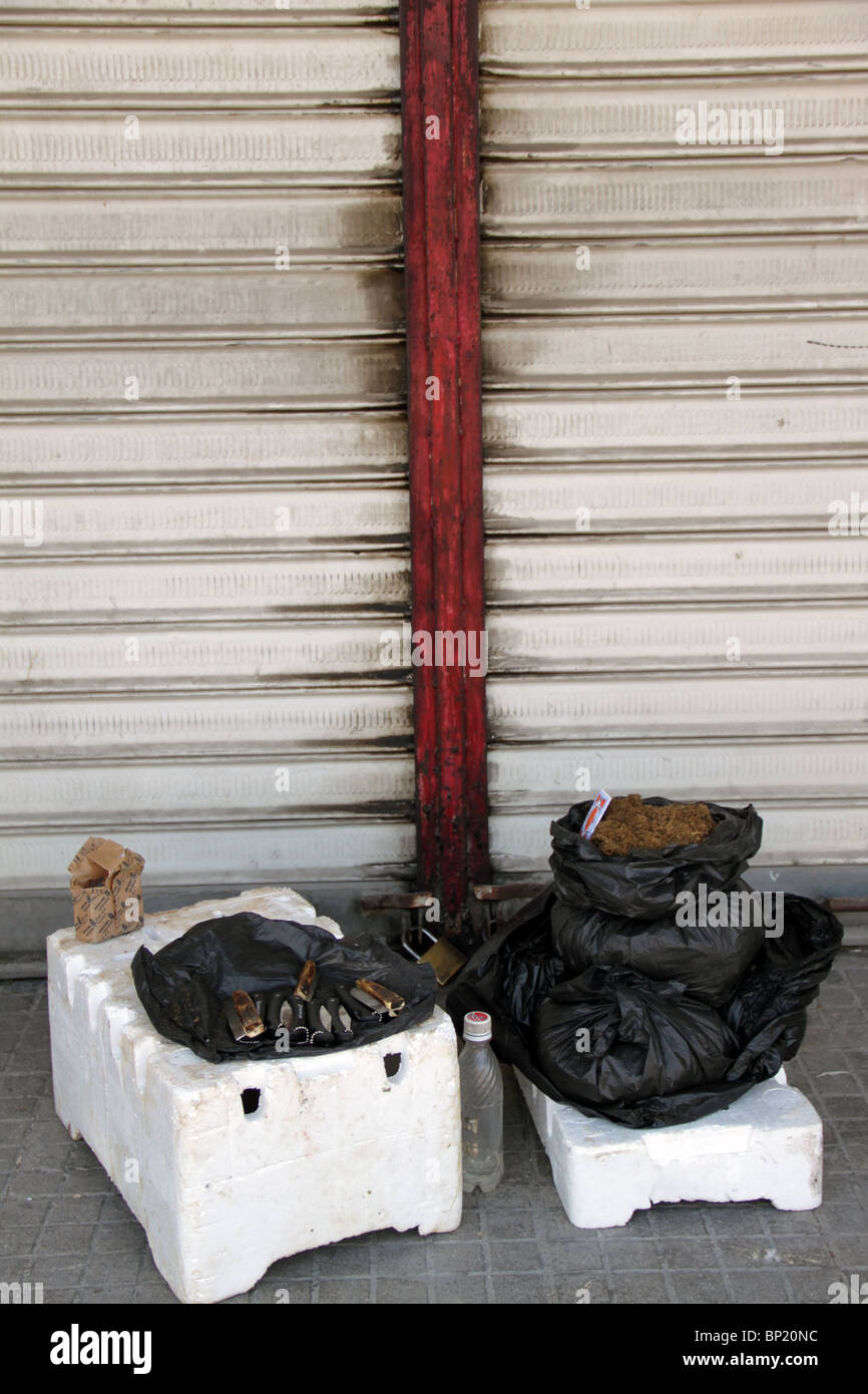 Tabak und Tasche Messer zum Verkauf auf den Straßen von Latakia Stockfoto